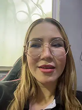 Annyhathatway online show from April 2026 08:26:02 PM