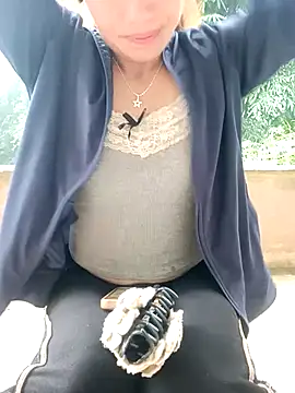 Snapshot of little-effy chatting on June 2026 06:52:02 AM little-effy online show from June 2026 06:52:02 AM