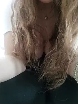 Snapshot of NovaMia chatting on February 2026 10:37:01 AM NovaMia online show from February 2026 10:37:01 AM