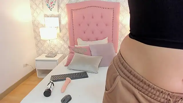 marthina adams online show from December 2025 12:00:01 PM