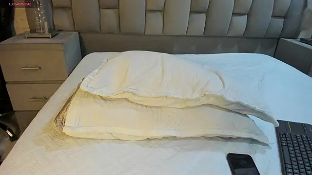 Snapshot of AlaskaFlowerss_ chatting on December 2025 04:47:02 AM AlaskaFlowerss online show from December 2025 04:47:02 AM