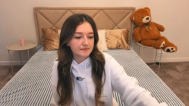 Snapshot of CyrenaLuxe chatting on April 2026 06:59:02 AM CyrenaLuxe online show from April 2026 06:59:02 AM