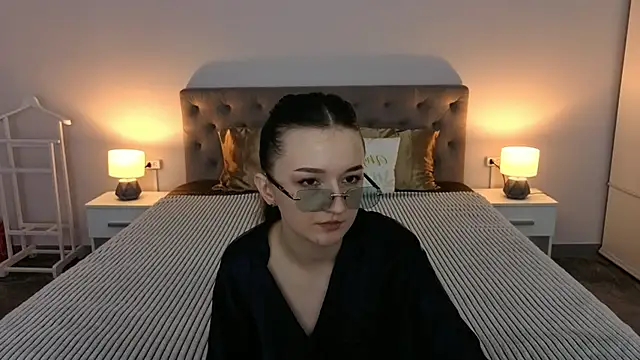 Snapshot of CyrenaLuxe chatting on April 2026 01:50:01 PM CyrenaLuxe online show from April 2026 01:50:01 PM