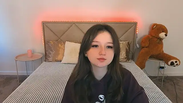 Snapshot of CyrenaLuxe chatting on April 2026 05:47:01 AM CyrenaLuxe online show from April 2026 05:47:01 AM