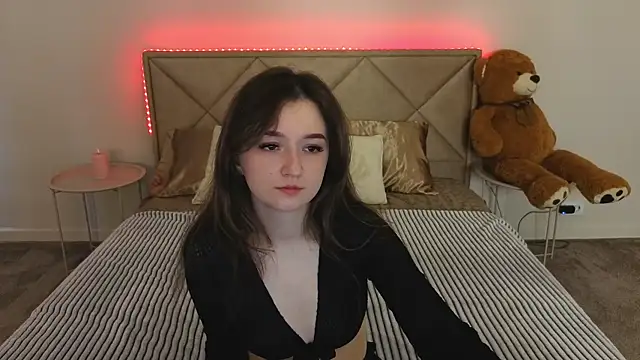 Snapshot of CyrenaLuxe chatting on April 2026 05:41:01 AM CyrenaLuxe online show from April 2026 05:41:01 AM