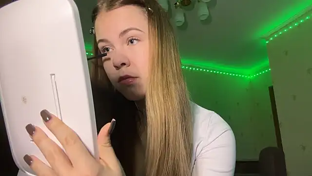 Snapshot of MaevAmy chatting on December 2025 12:33:02 PM MaevAmy online show from December 2025 12:33:02 PM