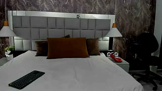 Missnia online show from December 2025 02:30:02 PM