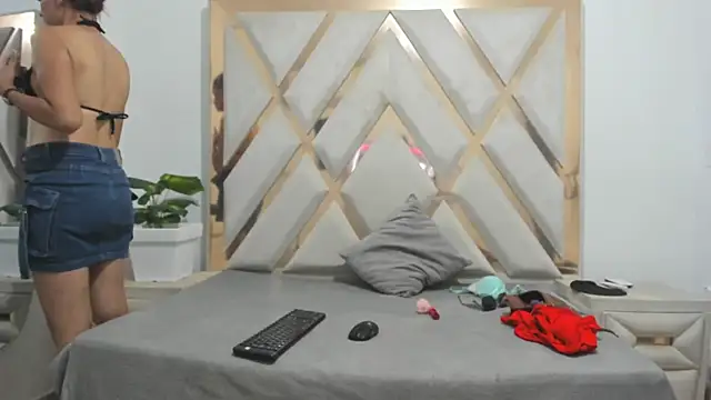 Selenaasm online show from March 2026 08:55:01 PM