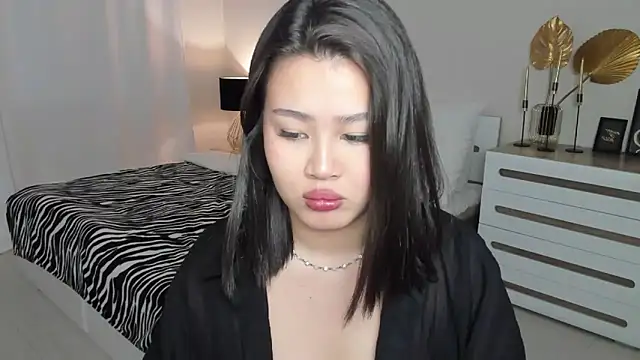 Brunette Charm online show from May 2026 02:56:01 PM