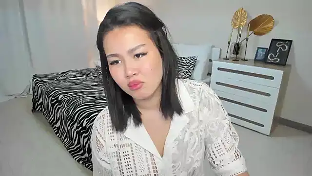 Brunette Charm online show from May 2026 04:24:01 PM