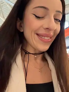 Snapshot of YeaLina chatting on December 2025 10:08:02 AM YeaLina online show from December 2025 10:08:02 AM