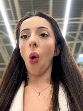 Snapshot of YeaLina chatting on December 2025 10:32:02 AM YeaLina online show from December 2025 10:32:02 AM