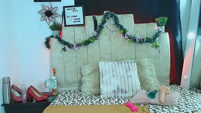 Laura hotmilf online show from December 2025 12:05:01 PM