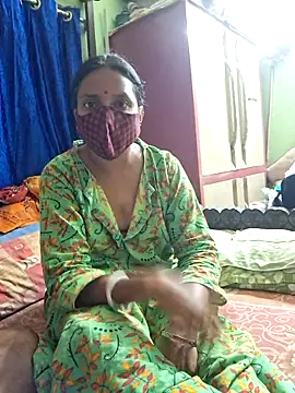 Snapshot of Mr-Mrs-couple chatting on December 2025 06:35:02 PM Mr-Mrs-couple online show from December 2025 06:35:02 PM