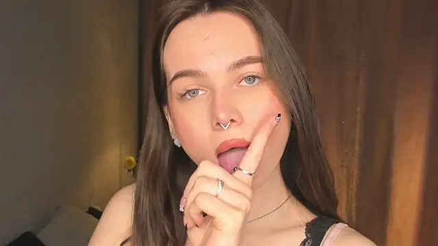 YvonneRobes online show from April 2026 07:28:02 PM