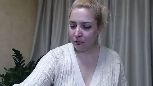 Snapshot of sweetpussy13 chatting on March 2025 04:05:01 AM sweetpussy13 online show from March 2025 04:05:01 AM