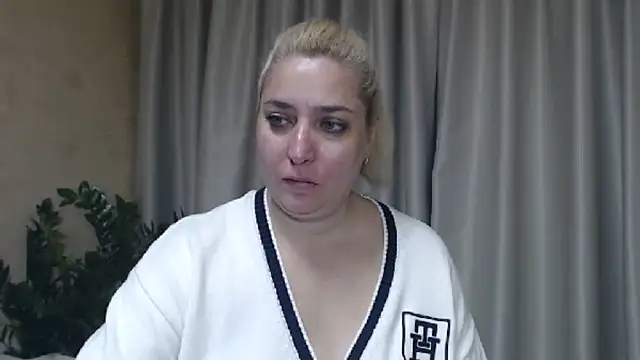Snapshot of sweetpussy13 chatting on September 2025 05:25:02 AM sweetpussy13 online show from September 2025 05:25:02 AM