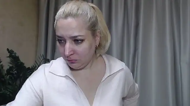 Snapshot of sweetpussy13 chatting on October 2025 05:52:01 AM sweetpussy13 online show from October 2025 05:52:01 AM