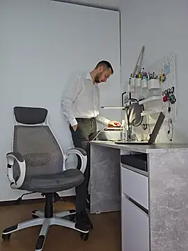 Lovebackground online show from November 2025 09:32:02 AM