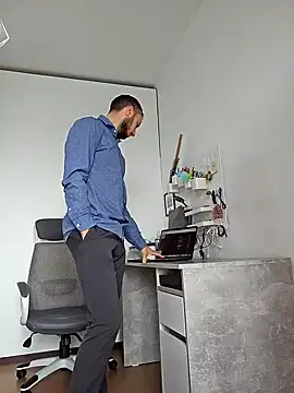 Lovebackground online show from September 2025 07:37:02 AM