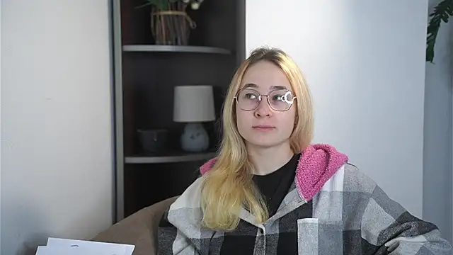 Snapshot of KenaLeski chatting on December 2025 06:08:02 AM KenaLeski online show from December 2025 06:08:02 AM