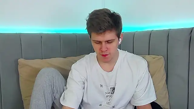 Snapshot of NickJohnas chatting on January 2026 03:32:02 AM NickJohnas online show from January 2026 03:32:02 AM