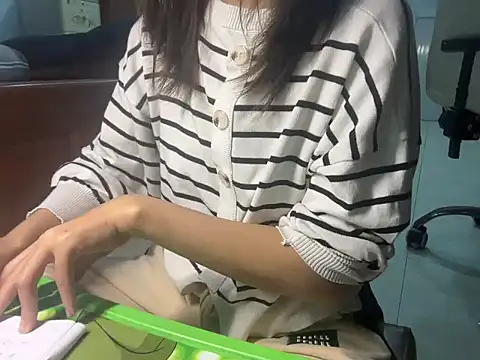 Snapshot of Chichi_86 chatting on December 2025 07:01:01 AM Chichi 86 online show from December 2025 07:01:01 AM