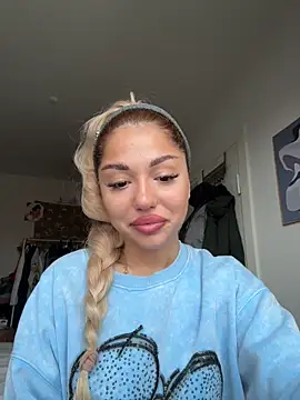 Snapshot of SilkyMira chatting on December 2025 10:43:02 AM SilkyMira online show from December 2025 10:43:02 AM