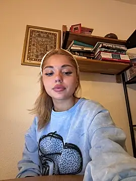 Snapshot of SilkyMira chatting on December 2025 07:04:02 PM SilkyMira online show from December 2025 07:04:02 PM