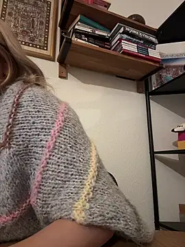 Snapshot of SilkyMira chatting on December 2025 06:22:01 PM SilkyMira online show from December 2025 06:22:01 PM