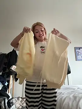 Snapshot of SilkyMira chatting on December 2025 11:21:02 AM SilkyMira online show from December 2025 11:21:02 AM