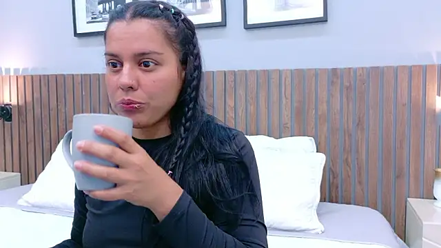 Mia Bellefort online show from March 2026 08:05:01 PM