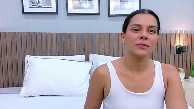 Mia Bellefort online show from April 2026 08:04:02 PM