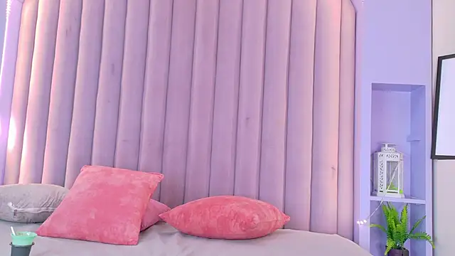 Miia Anderson online show from April 2026 12:00:01 PM