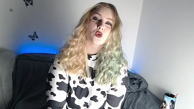 Snapshot of RebeFucksonn chatting on April 2026 08:39:01 PM RebeFucksonn online show from April 2026 08:39:01 PM