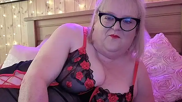 Curvy-Irish-CrystalX online show from February 2026 02:28:01 PM