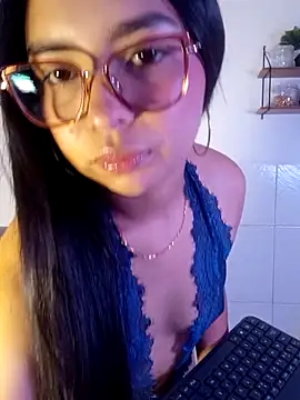 Snapshot of phoebe181 chatting on December 2025 01:48:02 PM phoebe181 online show from December 2025 01:48:02 PM