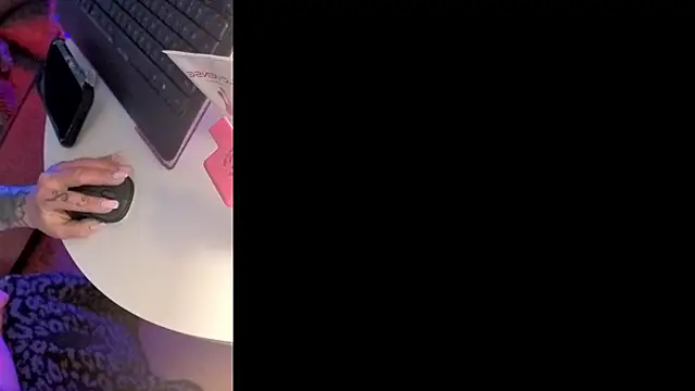 Snapshot of bluntbeautyxo chatting on December 2025 02:21:02 PM bluntbeautyxo online show from December 2025 02:21:02 PM