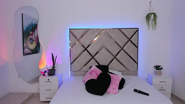 queenie staar online show from April 2026 05:42:01 PM