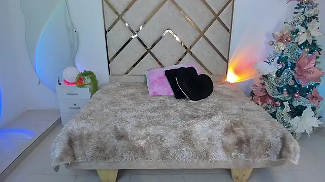 queenie staar online show from December 2025 08:57:02 PM