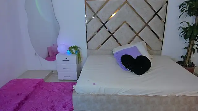 queenie staar online show from January 2026 08:05:01 PM