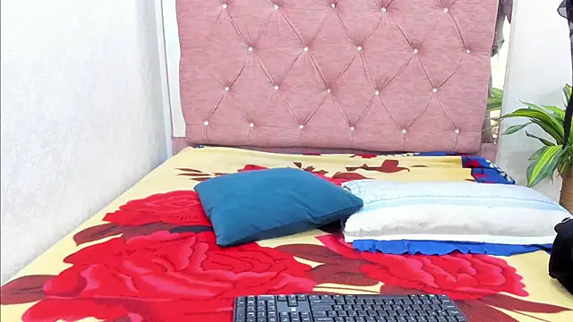 Jazmin040  online show from January 2026 11:38:01 AM