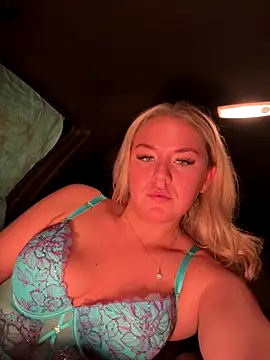 Snapshot of Golidelovee chatting on December 2025 08:25:01 PM Golidelovee online show from December 2025 08:25:01 PM