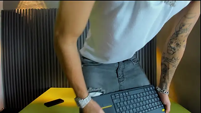 Snapshot of AYALA_TATTOO chatting on December 2025 07:40:02 PM AYALA TATTOO online show from December 2025 07:40:02 PM