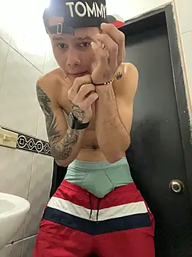 Snapshot of Danseuz chatting on December 2025 05:19:01 PM Danseuz online show from December 2025 05:19:01 PM