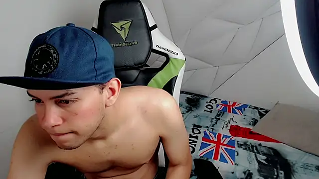 Snapshot of Luky_twink chatting on December 2025 04:18:02 AM Luky twink online show from December 2025 04:18:02 AM