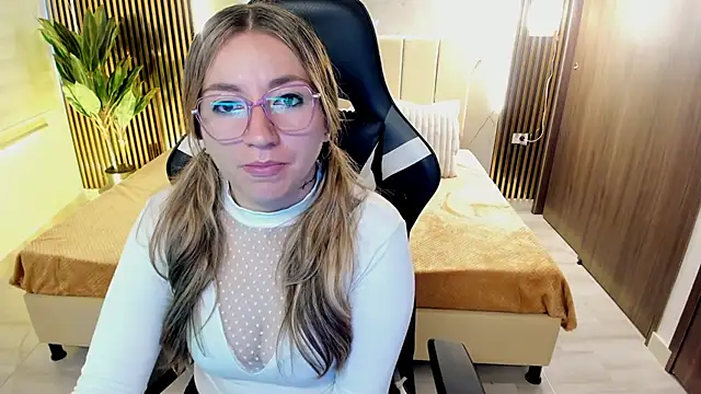 Snapshot of Violeta_Dream_ chatting on December 2025 02:45:01 PM Violeta Dream online show from December 2025 02:45:01 PM