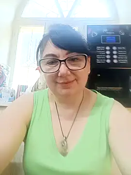 Snapshot of MariSwan222 chatting on June 2026 06:33:01 AM MariSwan222 online show from June 2026 06:33:01 AM