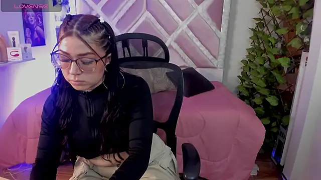 Snapshot of Sraemma chatting on December 2025 10:26:02 PM Sraemma online show from December 2025 10:26:02 PM