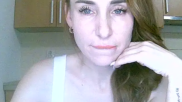 Snapshot of GlarysLoveress chatting on December 2025 12:25:02 AM GlarysLoveress online show from December 2025 12:25:02 AM